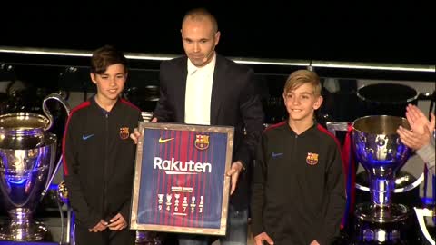 Emotivo homenaje del Barcelona a Iniesta