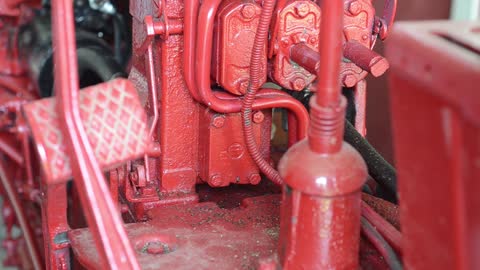 Farmall 560 (and 460) Regulator Control Valve Orifice Screen Check (Hot Hydraulics)