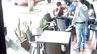 Hombres armados llegaron a una tienda en Bucaramanga y robaron a por lo menos 8 personas