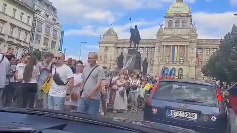 Ukrajinci na Václavském náměstí reagují na jízdu českých vlastenců