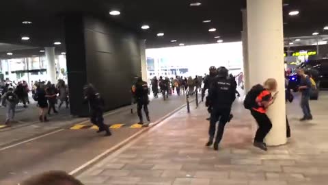 Policía Nacional recupera el Aeropuerto El Prat Barcelona invadido por los CDR (1)