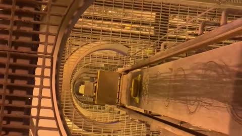 ESCALATOR / VERTICAL CONVEYOR BELT