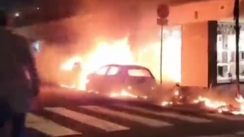 Esplode auto elettrica a Napoli. A fuoco un'altra automobile, dei motorini ed un negozio.