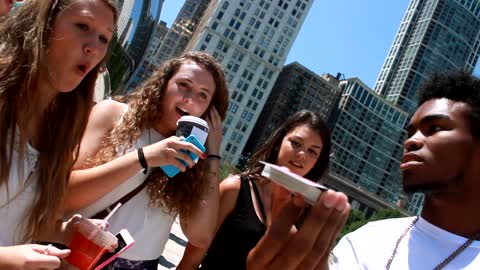 Street magicians pull off jaw-dropping tricks in Chicago