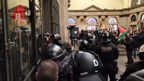 Los Mossos cargan contra los manifestantes pro Palestina en el Estación de Francia