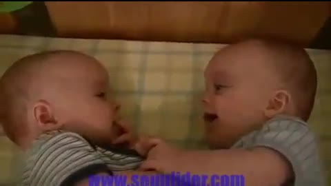 Un video muy lindo de dos bebes riendo