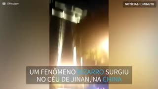 OVNI? Luz retangular surge no céu e intriga pessoas na China