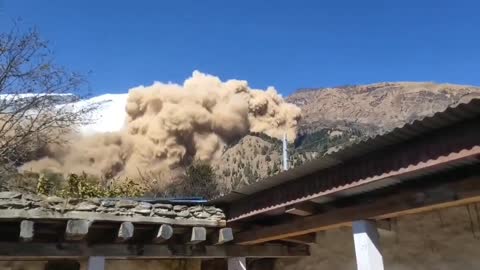 🚨🏔🇨🇳 Enorme avalancha registrada en zonas de Manapathi, Himalaya.