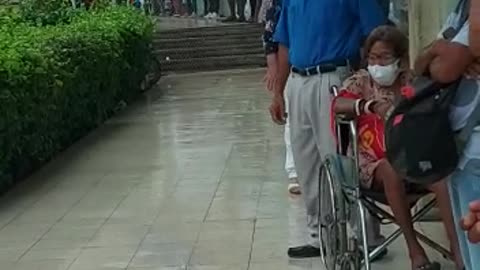 Malla obstaculiza paso de paciente en silla de ruedas