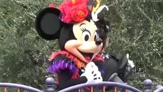 Queen Minnie Mouse Performs Her Show