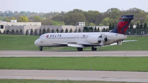 Delta Boeing 737-200 arriving at St. Louis Lambert Intl - STL