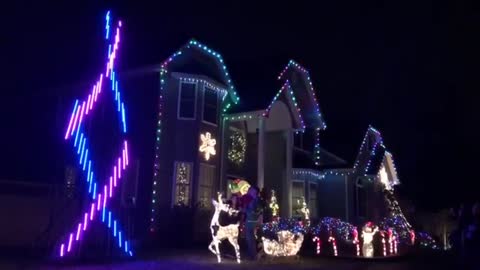 Couple uses Christmas lights to reveal baby's gender