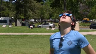 Decenas de argentinos salen a observar el eclipse de Sol pese a restricciones por covid