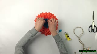 How to Make an Easy Paper Wreath - DIYnCrafts.com