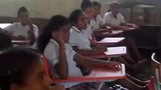 Polémica por video de niños que reciben clase en colegio inundado de Santander