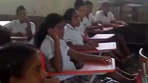 Polémica por video de niños que reciben clase en colegio inundado de Santander