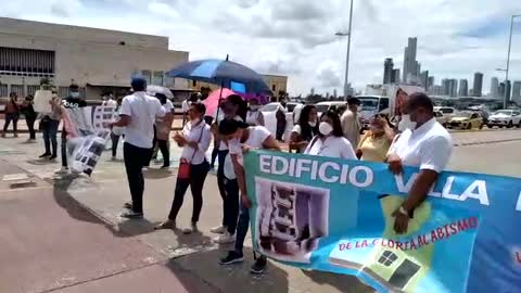 Víctimas de los Quiroz bloquean la vía