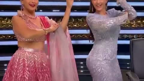 Adorable! #NoraFatehi cheers on as she and #MadhuriDixit recreate the #Dilbar hook step. 💃🏻
