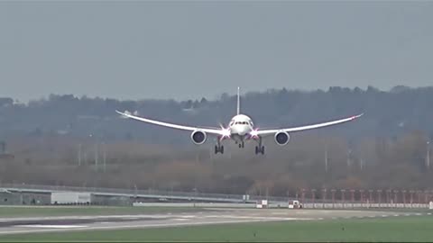 HEAVY CROSSWIND #Heathrow #Airport #Landing