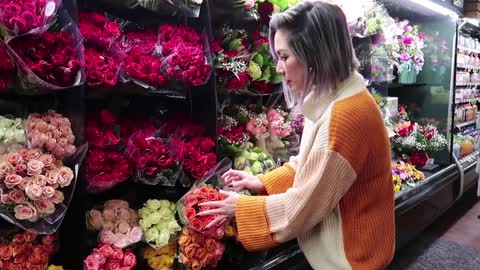 DIY FLOWER ARRANGEMENT under $30 with Grocery Store Flowers | Julie Khuu