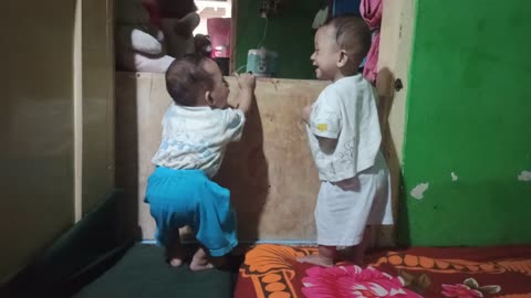 Anak kembar lucu lagi berbicara bahasa anak
