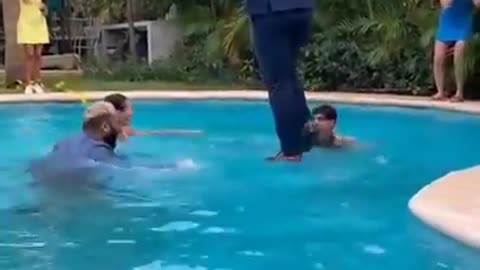 homem anda sobre piscina