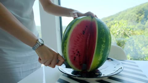 How to cut watermelon, but a knife