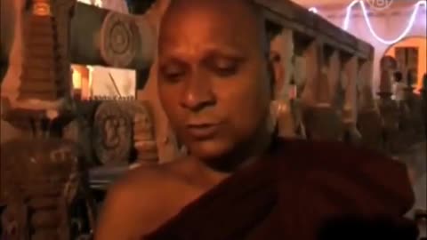 Monges Budistas Oram por Vítimas de Ataque Maoísta
