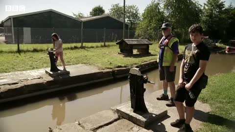 Heatwave forces canals to close across the UK - BBC News