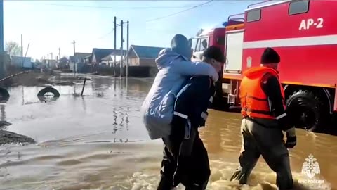 Evacuan a más de 1.000 personas en Rusia por desbordamiento de un río.