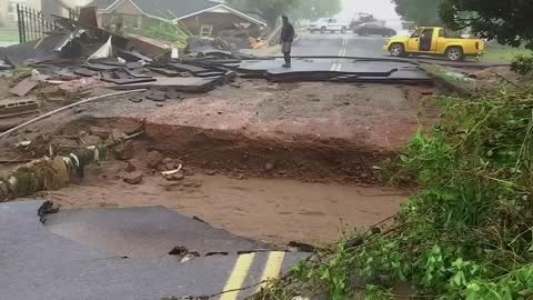 Flash floods kill more than 20 and submerge roads in Tennessee, US - BBC News
