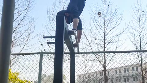 Handstand on the bar 😱💪