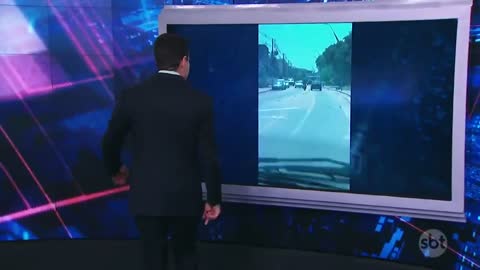 RJ: motociclista chuta carro, cai em avenida e quase é atropelado | Primeiro Impacto (31/10/22)
