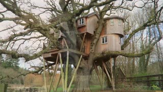 OUR LUXURY TREEHOUSE TOUR LIVING IN A TREE 🌳🏠