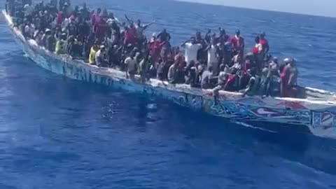 CROWDS OF MIGRANTS HAVE ARRIVED ON SPAIN’S SMALLEST ISLAND ~AUTHORITIES URGENTLY MOVING THEM TO ANOTHER ISLAND ‘TENERIFE’