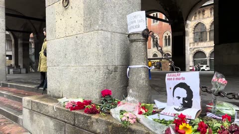 Fiori per Navalny in centro a Milano