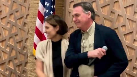 Bolsonaro chora ao reencontrar Michelle nos EUA e faz revelações durante discurso