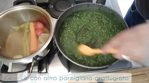 Risotto agli spinaci fonduta di Asiago e crumble salato