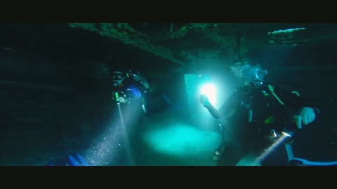 Incredible footage of scuba diver's underwater exploration