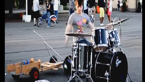 This amazing street drummer makes a good performance!
