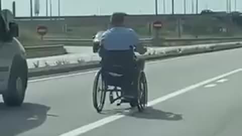 Homem filmado a circular de cadeira de rodas na EN13 em Vila do Conde
