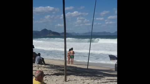 Bastidores Praia de #Copacabana#Mar em #Ressaca no Rio de Janeiro, #Brasil #shorts