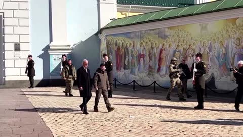 Moment air raid sirens blare as Biden visits Kyiv