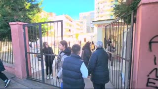 Shkolla e rindërtuar përfshihet nga zjarri në Durrës, prindërit marrin fëmijët e traumatizuar
