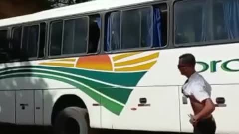 Passageiros de onibus passam sufoco em Guaratinga Bahia (2/2)