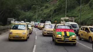Taxistas del área adelantan plan tortuga por la Autopista