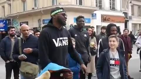 The Air Ronaldo challenge 🙌 This Youtuber challenged the people of Paris to go 'Air Ronaldo' 😳