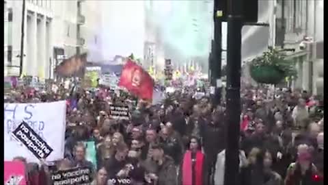 London - ΧΑΜΟΣ ΣΤΟ ΛΟΝΔΙΝΟ! ΟΛΟΙ ΟΙ ΑΓΓΛΟΙ ΣΤΟΥΣ ΔΡΟΜΟΥΣ ΓΙΑ ΤΟ ΕΜΒΟΛΙΟ!