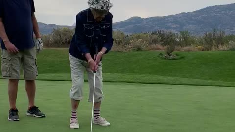 Sweet 89-year-old lady with Alzheimer's drains 40 foot putt