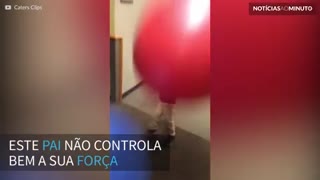 Pai chuta bola com muita força e derruba criança